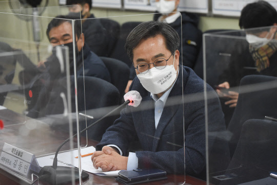 11일 김동연 새로운물결 대선 후보가 서울 중구 전국금융산업노동조합에서 열린 '금융노조 지부 대표자 간담회'에서 인사말을 하고 있다. 연합뉴스.